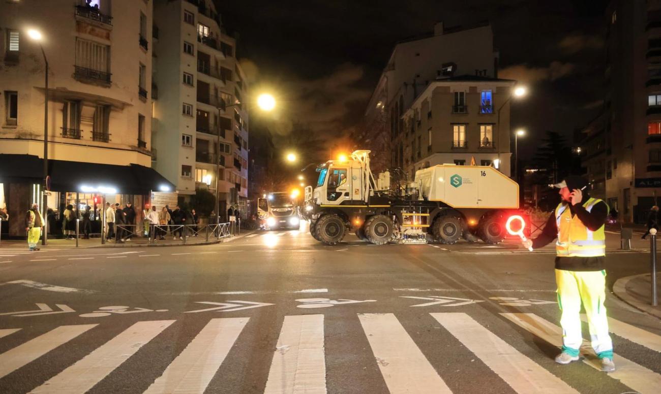 Trilwagen seismische meetcampagne aan het werk in Parijs. 